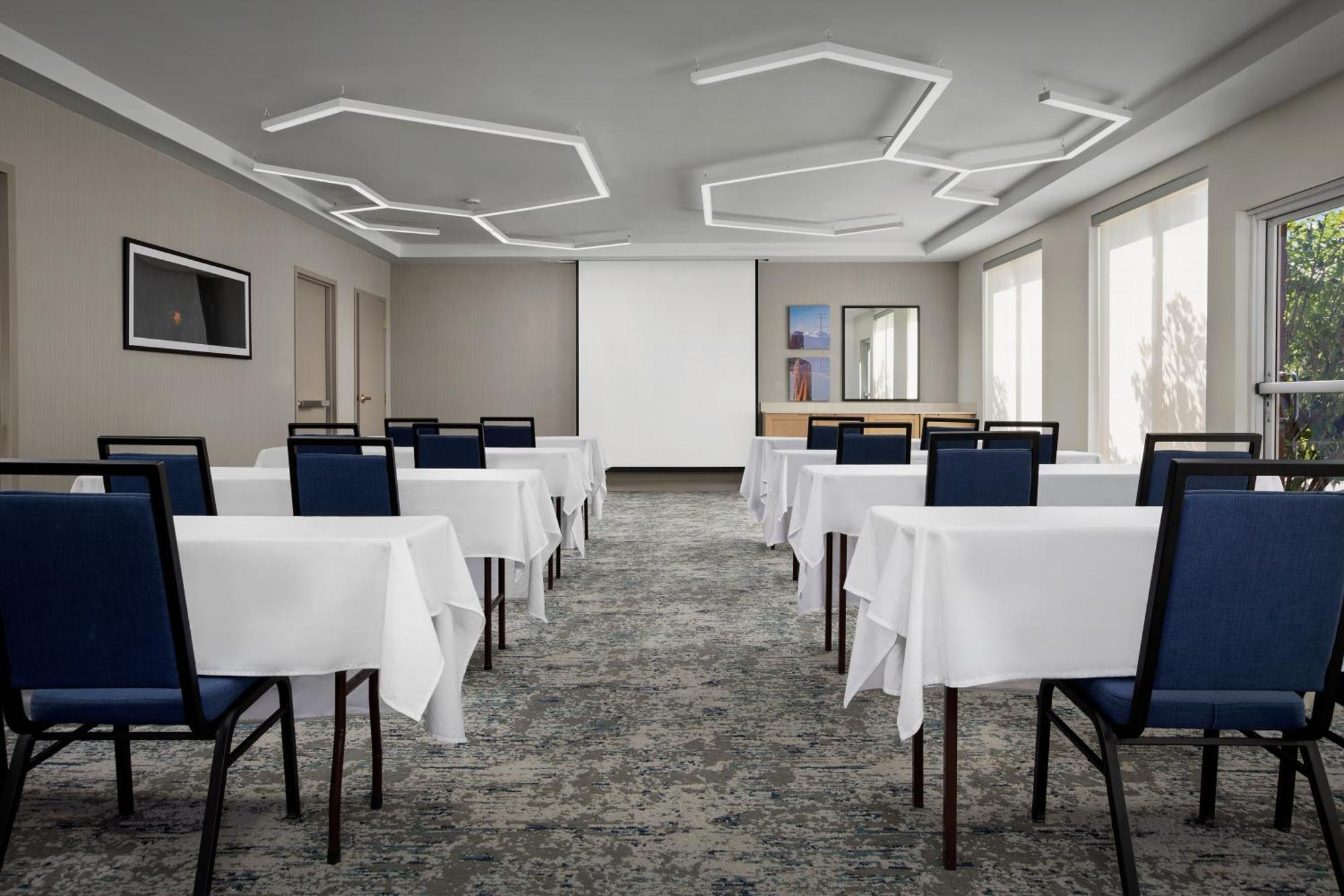 Hilton Garden Inn Colorado Springs North Екстериор снимка